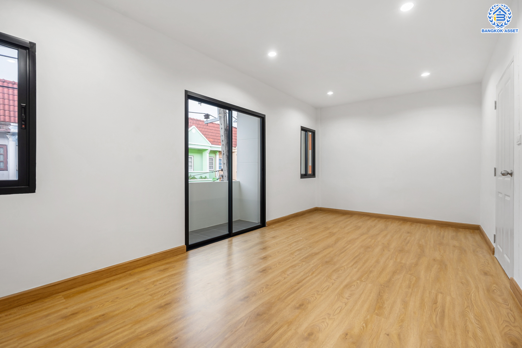 บ้านมือสองตกแต่งใหม่ ม.ซอยเรวดี58 รัตนาธิเบศร์ ทาวน์โฮม 3 ชั้น เนื้อที่ 19 ตร.ว. ฟังก์ชัน 4 ห้องนอน 3 ห้องน้ำ 1 ที่จอดรถ พร้อมตอบโจทย์ทุกการเข้าอยู่ บนทำเลเดินทางสะดวก เข้า-ออก ได้หลายเส้นทาง ใกล้เซ็นทรัลรัตนาธิเบศร์ และรถไฟฟ้าสายสีม่วง "สถานีบางกระสอ"